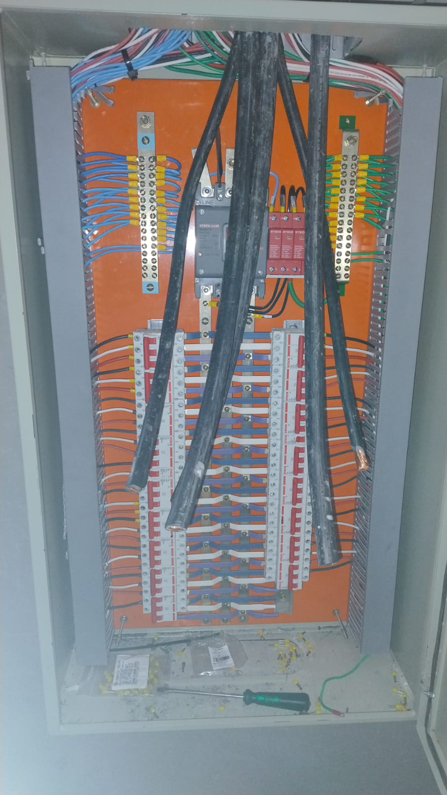 Quadro elétrico predial finalizado com barramentos, disjuntores e fiação organizada