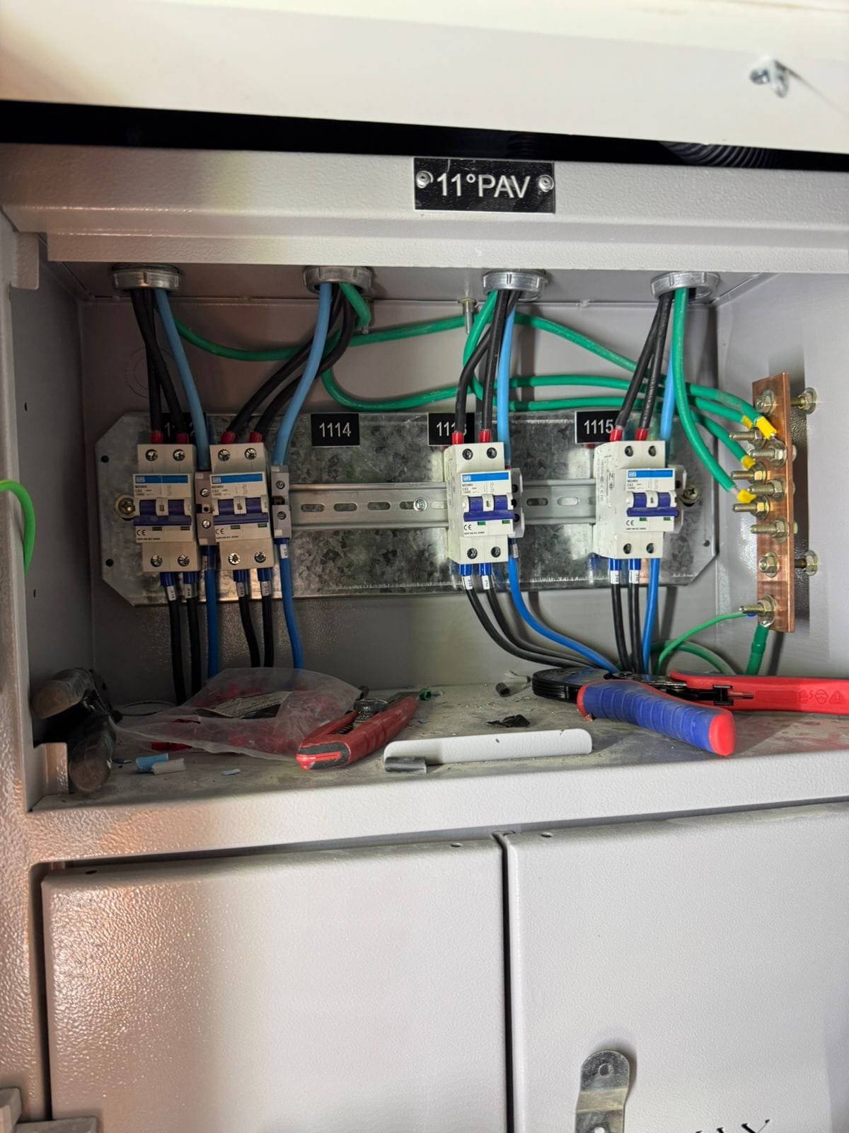 Quadro de distribuição elétrico finalizado em prédio residencial