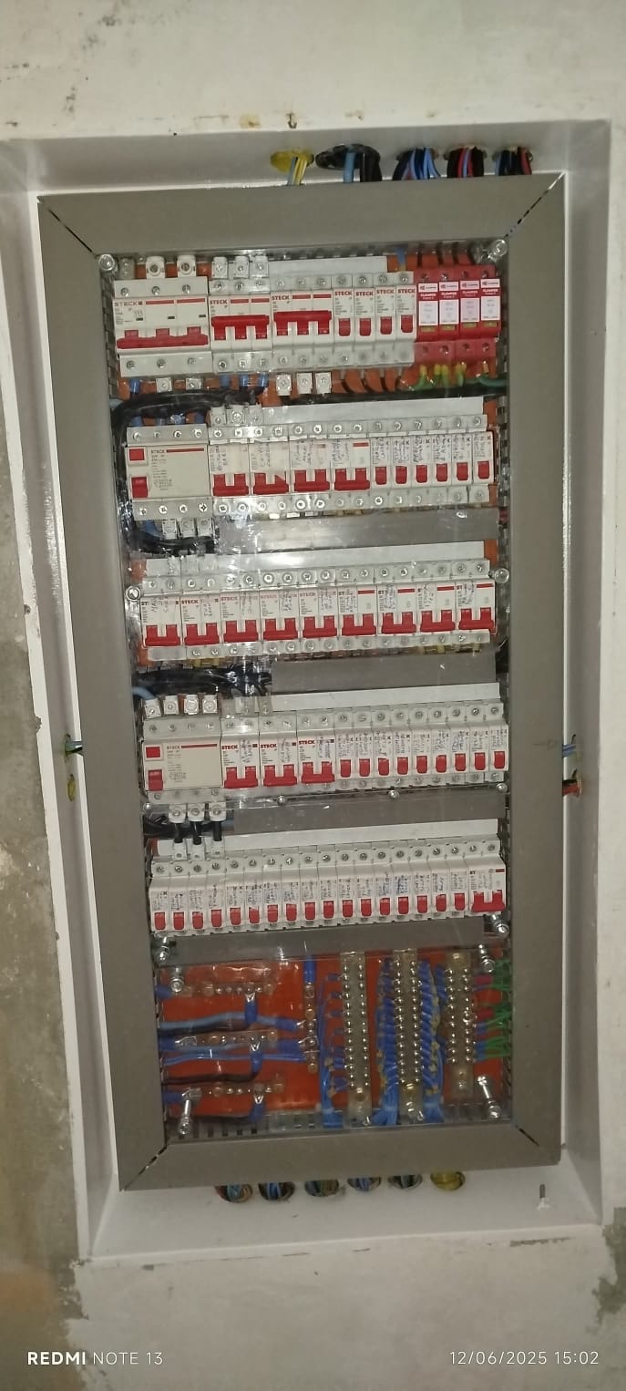 Disjuntores STECK e cabeamento identificado em quadro residencial finalizado