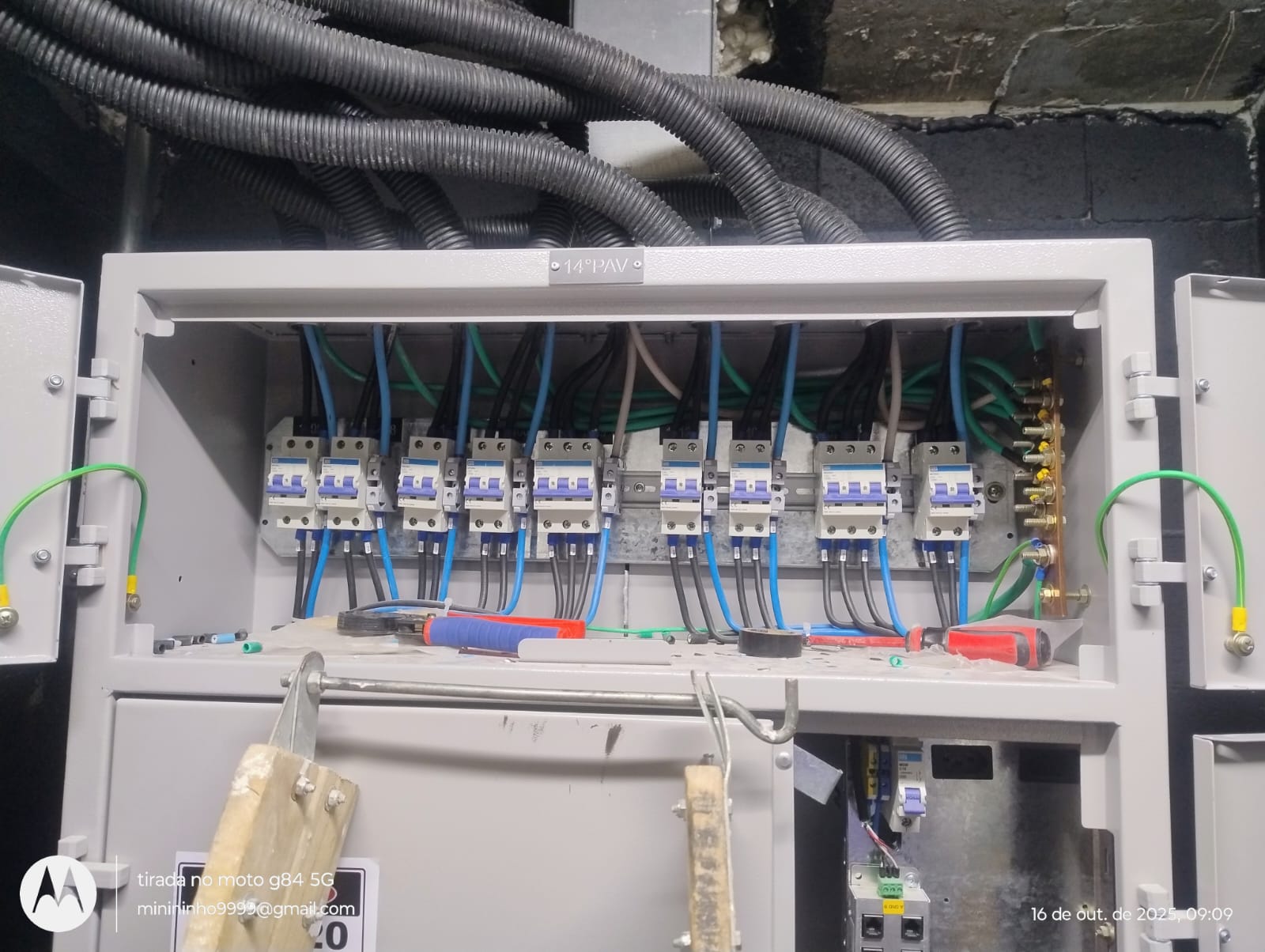 Quadro de distribuição elétrico com cabos e disjuntores organizados